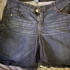 Democracy size 16w denim shorts